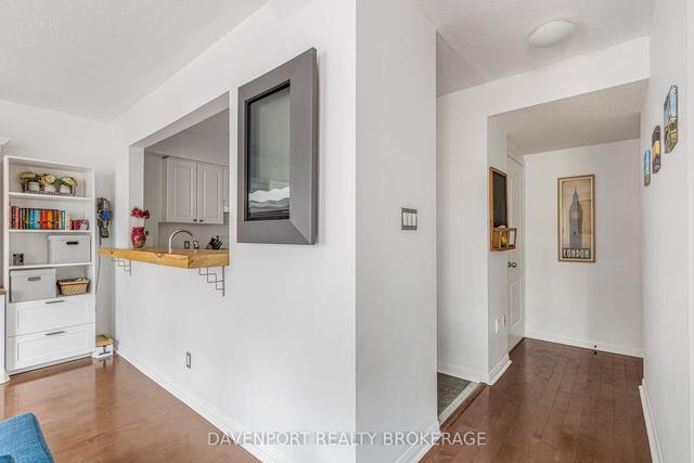 423 - 12 Douro St, Townhouse with 3 bedrooms, 2 bathrooms and 1 parking in Toronto ON | Image 2