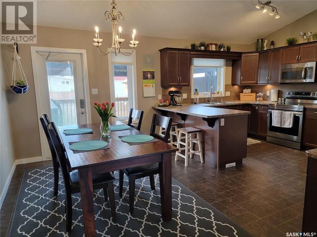 456 3rd Ave W, House detached with 5 bedrooms, 3 bathrooms and null parking in Unity SK | Image 2