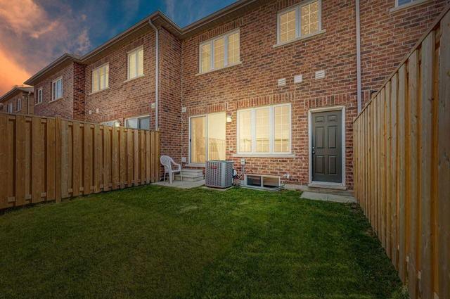 138 Baffin Cres, House attached with 3 bedrooms, 4 bathrooms and 2 parking in Brampton ON | Image 32