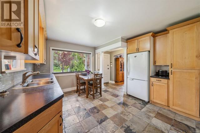 1087 Burnside Rd W, House detached with 2 bedrooms, 1 bathrooms and 4 parking in Saanich BC | Image 9