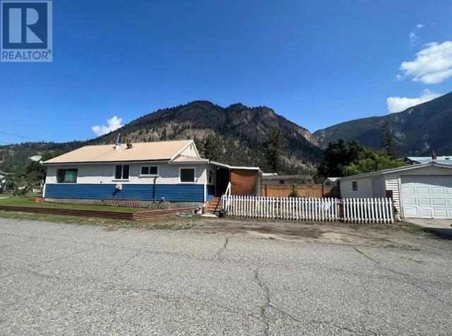 811 Ellis Ave, House detached with 2 bedrooms, 1 bathrooms and 1 parking in Okanagan Similkameen G BC | Image 1