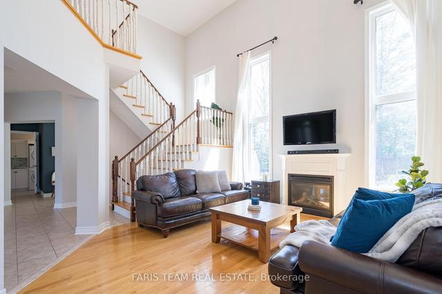28 Camelot Sq, House detached with 4 bedrooms, 4 bathrooms and 7 parking in Barrie ON | Image 3