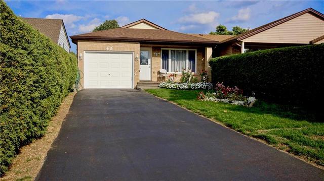 40 Lyton Cres, House attached with 3 bedrooms, 2 bathrooms and 3 parking in Hamilton ON | Image 2