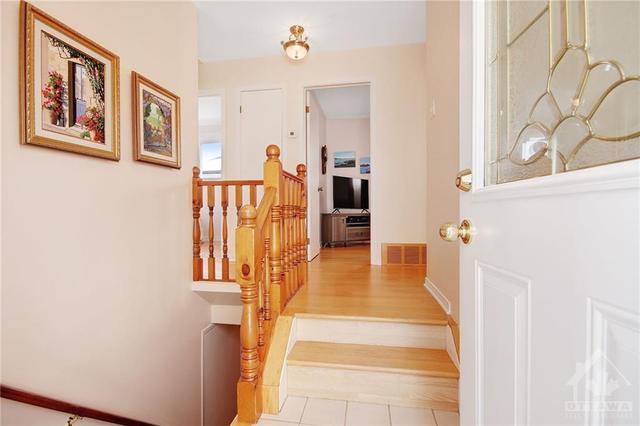 287 Montfort St, House detached with 3 bedrooms, 2 bathrooms and 2 parking in Ottawa ON | Image 23