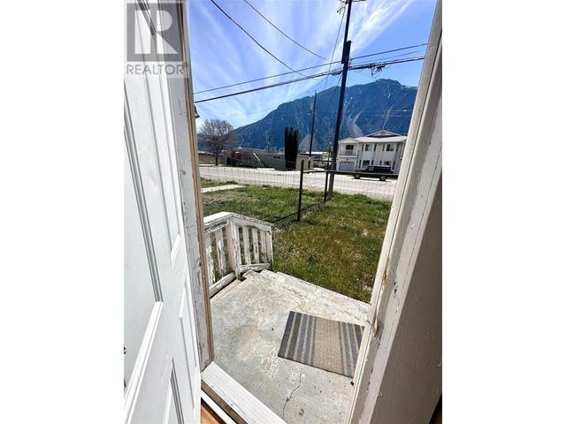 618 6th Ave, House detached with 3 bedrooms, 1 bathrooms and null parking in Keremeos BC | Image 8