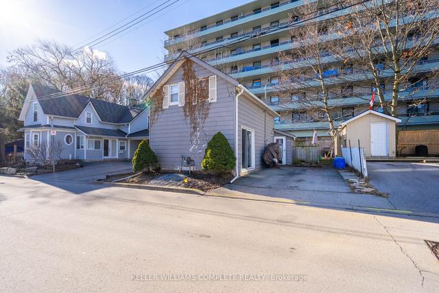 10 Maple Ave, House detached with 2 bedrooms, 1 bathrooms and 2 parking in Hamilton ON | Image 1