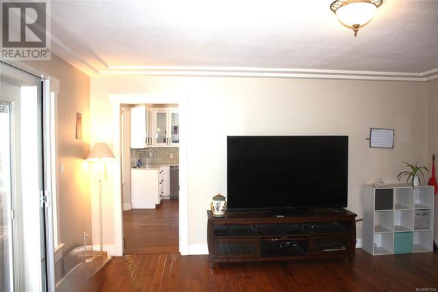 family room | Image 11
