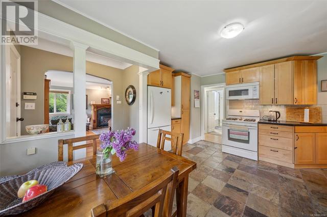 1087 Burnside Rd W, House detached with 2 bedrooms, 1 bathrooms and 4 parking in Saanich BC | Image 11