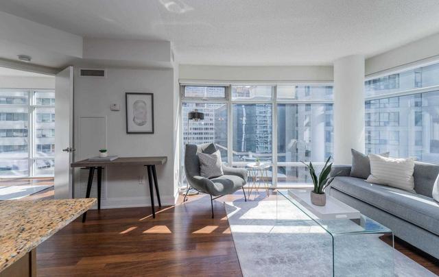 1002 - 2191 Yonge St, Condo with 2 bedrooms, 2 bathrooms and 1 parking in Toronto ON | Image 5
