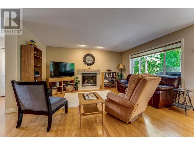 19 Kestrel Crt, House detached with 4 bedrooms, 3 bathrooms and 6 parking in Vernon BC | Image 9
