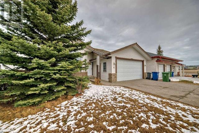 4 West Hall Pl, House detached with 4 bedrooms, 3 bathrooms and 4 parking in Cochrane AB | Image 1