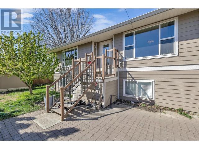 855 Saucier Avenue, House detached with 4 bedrooms, 2 bathrooms and null parking in Kelowna BC | Image 2