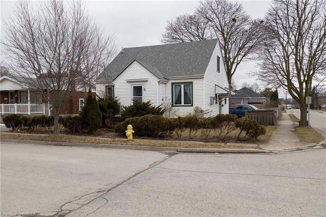 29 Curtis St, House detached with 3 bedrooms, 1 bathrooms and null parking in Brantford ON | Image 2