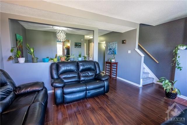 1963 Greenway Park Lane, Townhouse with 3 bedrooms, 2 bathrooms and 2 parking in Ottawa ON | Image 4
