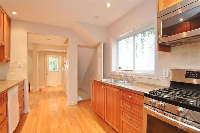 22 Gould St, House detached with 3 bedrooms, 2 bathrooms and 4 parking in Ottawa ON | Image 15