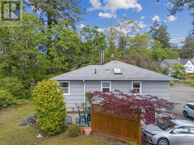 1087 Burnside Rd W, House detached with 2 bedrooms, 1 bathrooms and 4 parking in Saanich BC | Image 37
