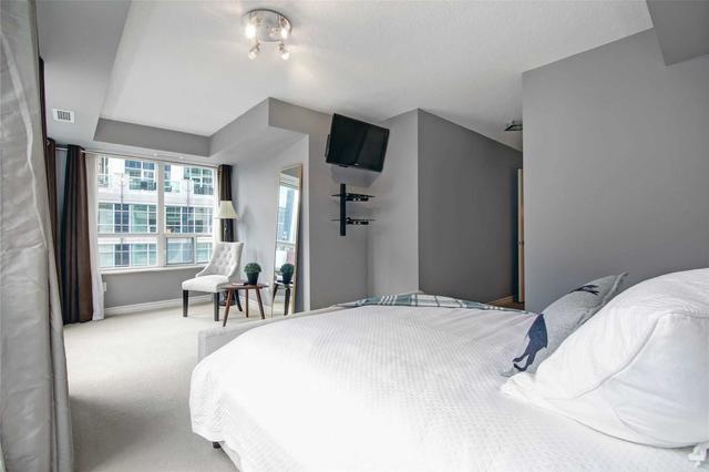717 - 270 Wellington St W, Condo with 2 bedrooms, 2 bathrooms and 1 parking in Toronto ON | Image 5