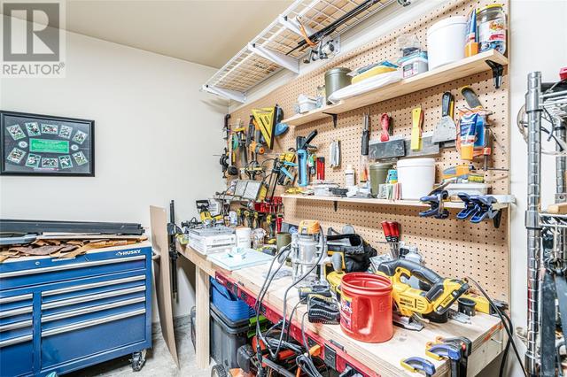 Workshop area in garage. | Image 35