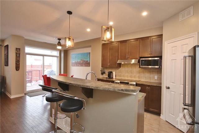 86 Selhurst Ave, Townhouse with 3 bedrooms, 3 bathrooms and 2 parking in Ottawa ON | Image 11