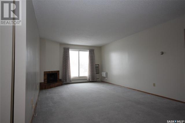 208 - 1832 Eaglesham Ave, Condo with 3 bedrooms, 1 bathrooms and null parking in Weyburn SK | Image 3