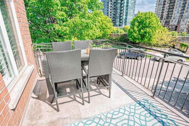 520 - 25 Laidlaw St, Townhouse with 4 bedrooms, 3 bathrooms and 1 parking in Toronto ON | Image 5