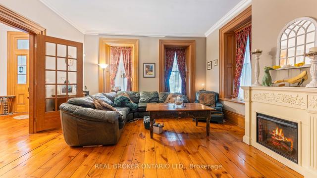 61 King St N, House detached with 6 bedrooms, 4 bathrooms and 4 parking in Brant ON | Image 3