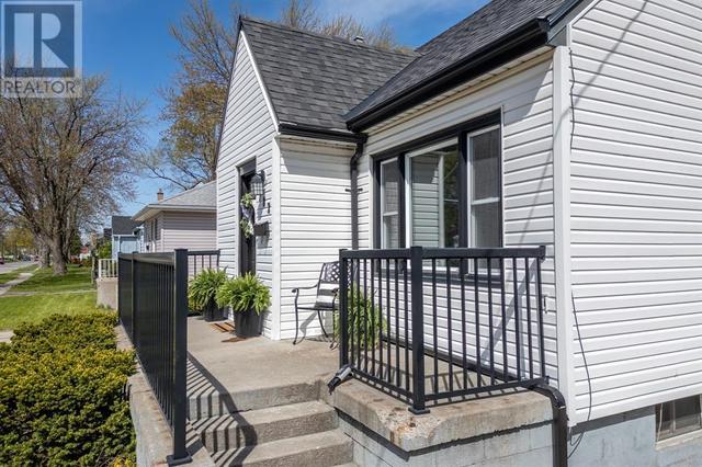782 Wellington St, House detached with 3 bedrooms, 1 bathrooms and null parking in Sarnia ON | Image 2