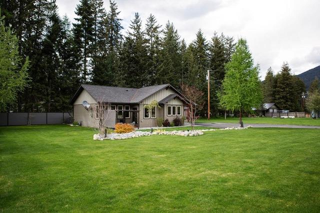 2711 Jacks Crescent, House detached with 2 bedrooms, 2 bathrooms and null parking in Central Kootenay I BC | Image 43