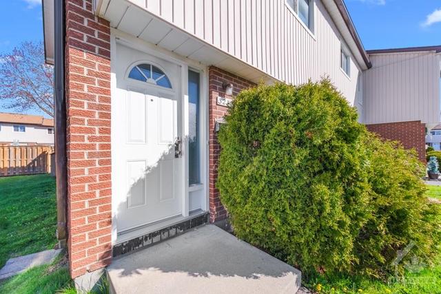 3230 Bannon Way, Townhouse with 3 bedrooms, 2 bathrooms and 1 parking in Ottawa ON | Image 3