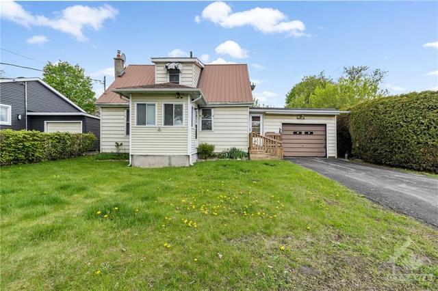 40 Front Ave W, House detached with 3 bedrooms, 2 bathrooms and 3 parking in Brockville ON | Image 3