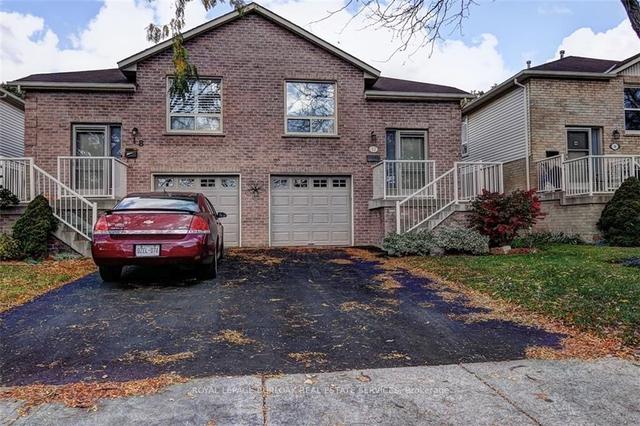 17 - 3455 Caplan Cres, Condo with 3 bedrooms, 2 bathrooms and 3 parking in Burlington ON | Image 1