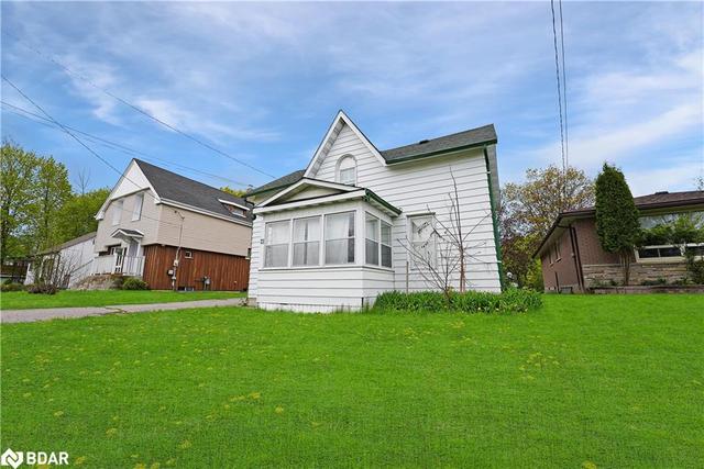 73 Victoria Ave, House detached with 3 bedrooms, 1 bathrooms and 5 parking in Kawartha Lakes ON | Image 2