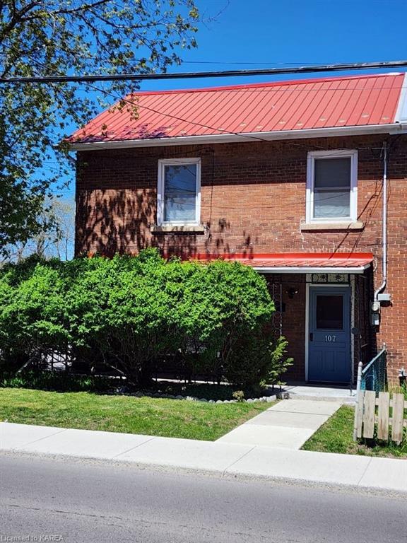 107 Stephen St, House semidetached with 3 bedrooms, 1 bathrooms and 2 parking in Kingston ON | Image 1