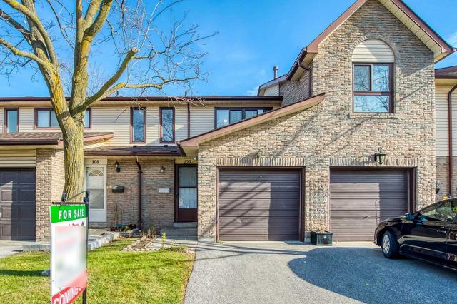 109 Collins Cres, Townhouse with 3 bedrooms, 2 bathrooms and 2 parking in Brampton ON | Image 1