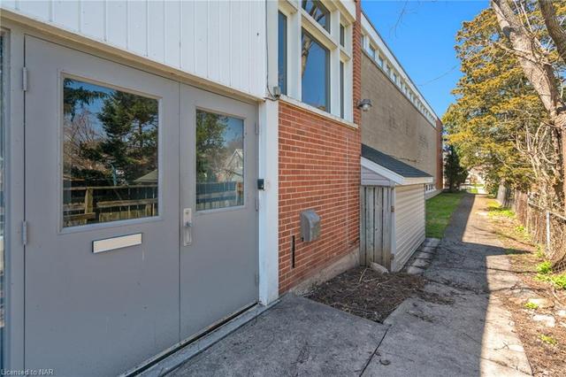 92 Main St, House detached with 3 bedrooms, 1 bathrooms and 3 parking in St. Catharines ON | Image 5