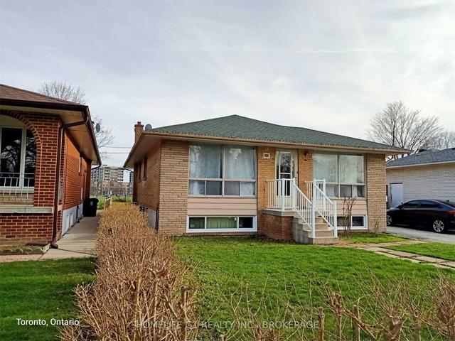 33 Tapley Dr, House detached with 3 bedrooms, 2 bathrooms and 6 parking in Toronto ON | Image 4