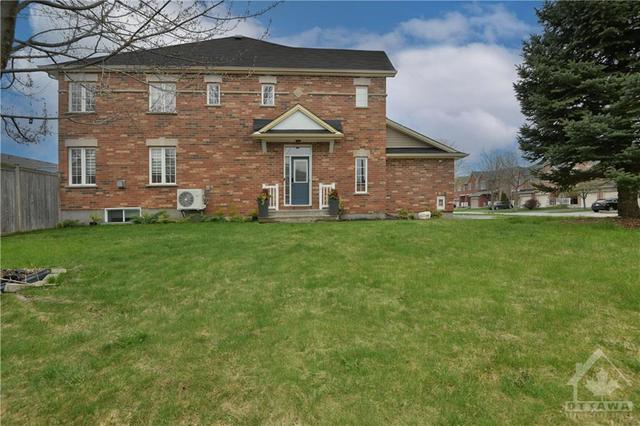 121 Tandalee Cres, Townhouse with 3 bedrooms, 3 bathrooms and 6 parking in Ottawa ON | Image 3