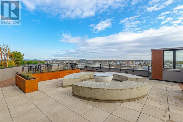 Rooftop patio and firepit | Image 16
