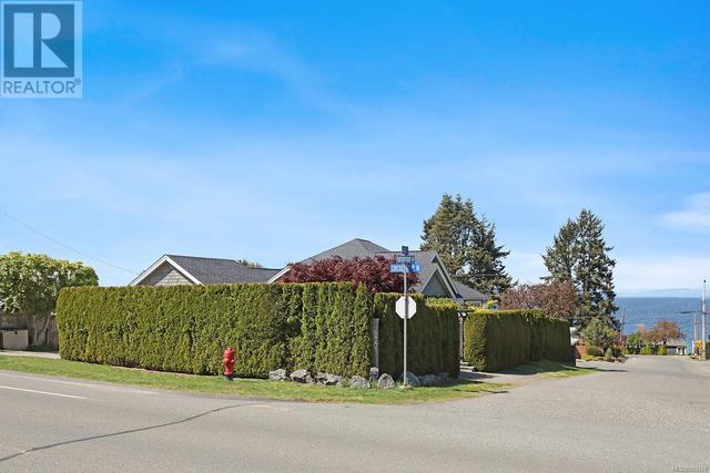 277 Crescent Rd W, House detached with 2 bedrooms, 3 bathrooms and 4 parking in Qualicum Beach BC | Image 13