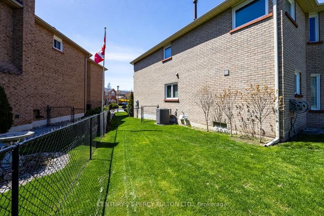 249 Mossbrook Sq, House detached with 4 bedrooms, 4 bathrooms and 4 parking in Pickering ON | Image 33