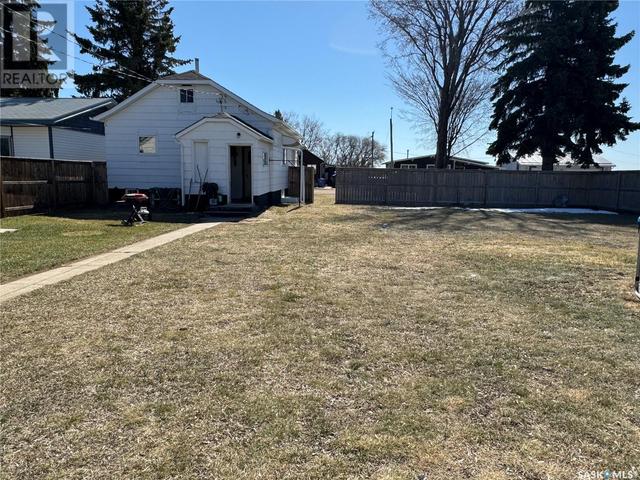 210 3rd Avenue W, House detached with 2 bedrooms, 1 bathrooms and null parking in Blaine Lake SK | Image 2