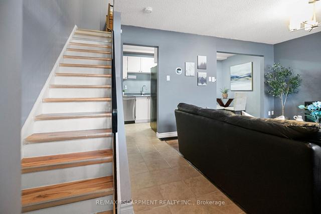 3 - 165 Limeridge Rd W, Townhouse with 2 bedrooms, 1 bathrooms and 1 parking in Hamilton ON | Image 2