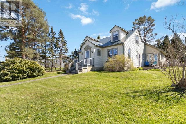 720 Main St, House detached with 3 bedrooms, 2 bathrooms and null parking in Mahone Bay NS | Image 2