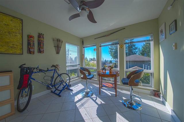 1071 Stevens St, House detached with 3 bedrooms, 3 bathrooms and 5 parking in White Rock BC | Image 16