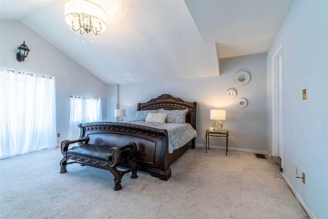 960 Mountcastle Cres, House detached with 3 bedrooms, 4 bathrooms and 6 parking in Pickering ON | Image 3