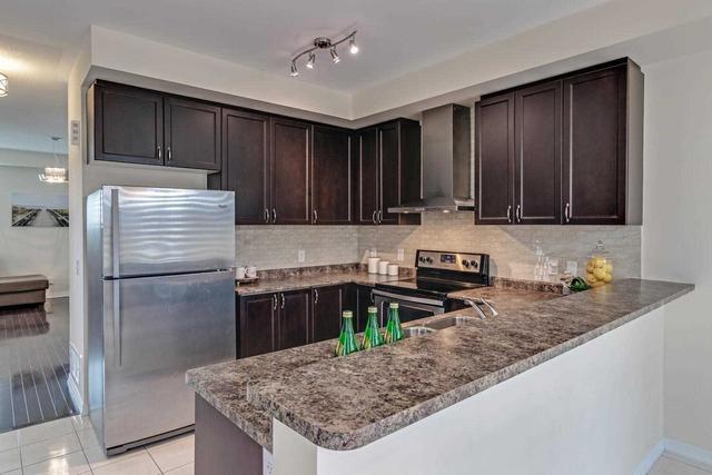 58 Soccavo Cres, Townhouse with 3 bedrooms, 3 bathrooms and 2 parking in Brampton ON | Image 3