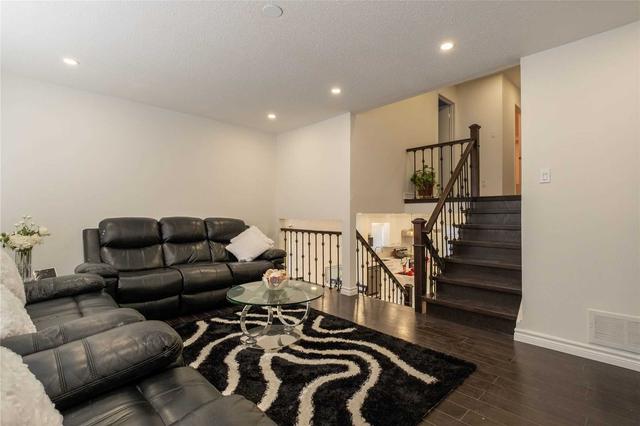40 Bryant Ct, House detached with 3 bedrooms, 3 bathrooms and 7 parking in Brampton ON | Image 5