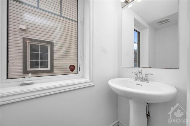 124 Sunshine Cres, Townhouse with 3 bedrooms, 2 bathrooms and 2 parking in Ottawa ON | Image 23