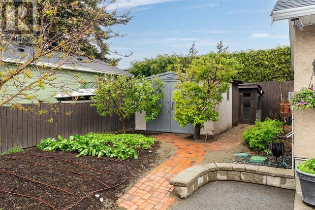 1870 Kings Rd, House detached with 4 bedrooms, 3 bathrooms and 4 parking in Saanich BC | Image 40