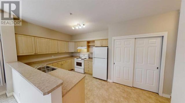 401 - 9914 101, Home with 2 bedrooms, 2 bathrooms and null parking in Grande Prairie AB | Image 2